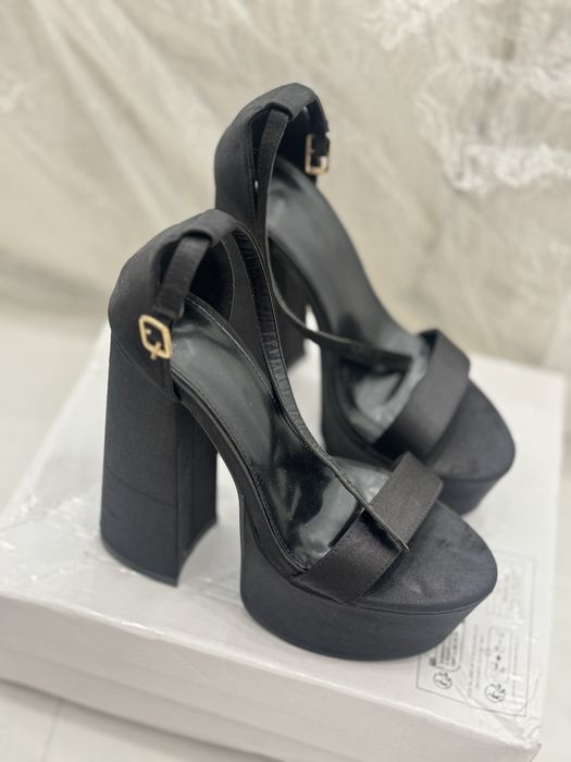 Атласные босоножки