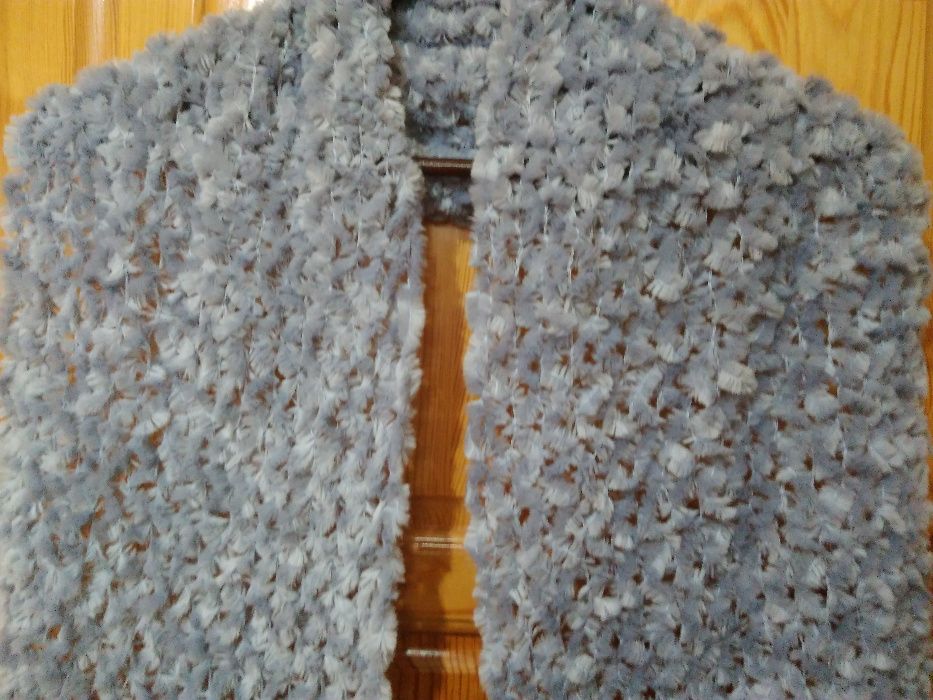 Дамски сив пухен шал