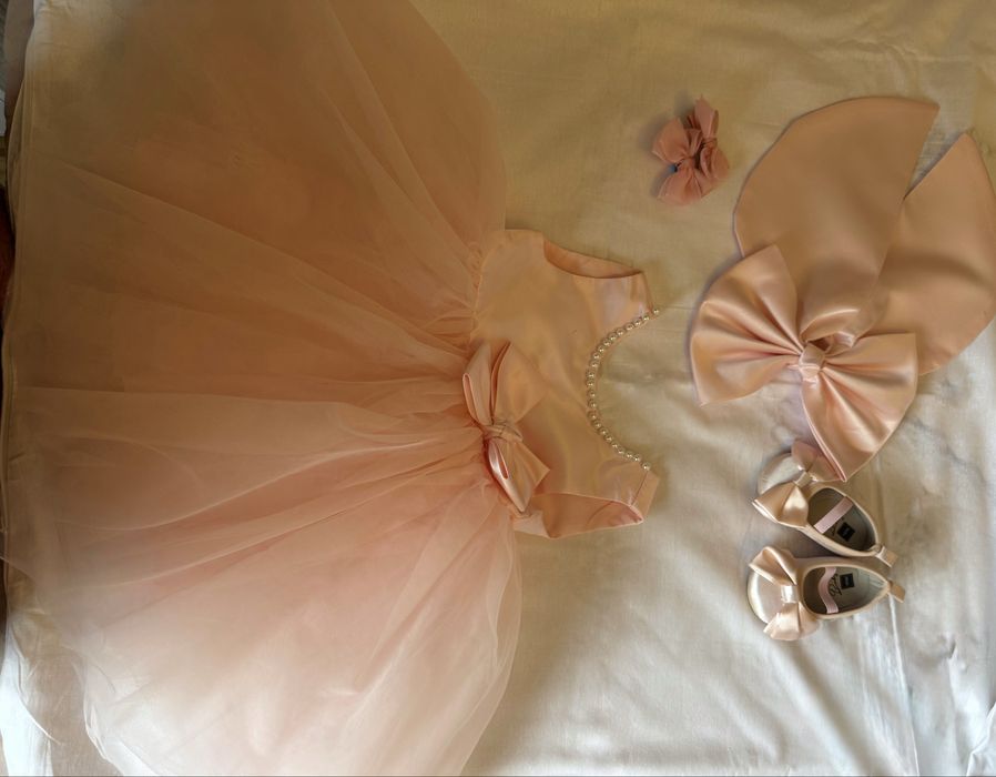 Продам платье на годик + туфелька 13 см и бантик в подарок.