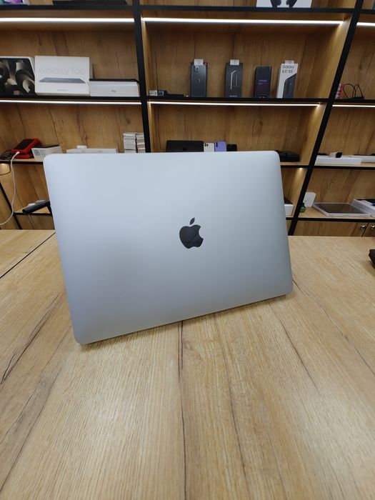 MacBook Air M1 Чип 256гб 8 ОЗУ Silver