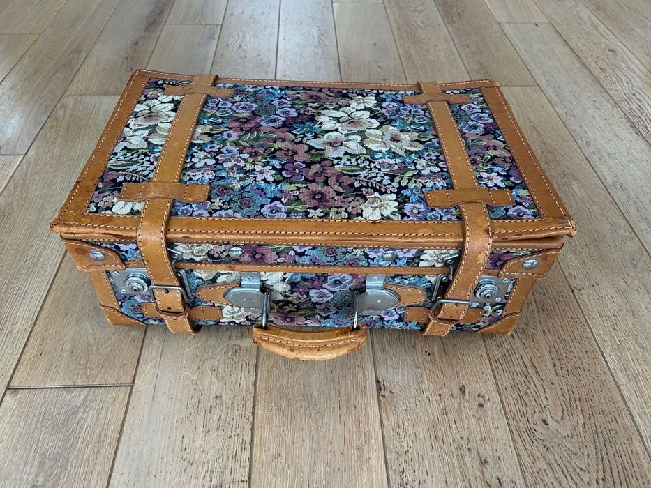 Винтидж куфар за ретро кола или декорация