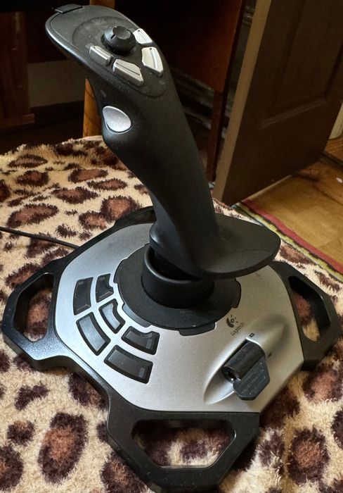 Игровой джойстик для управления самолетами