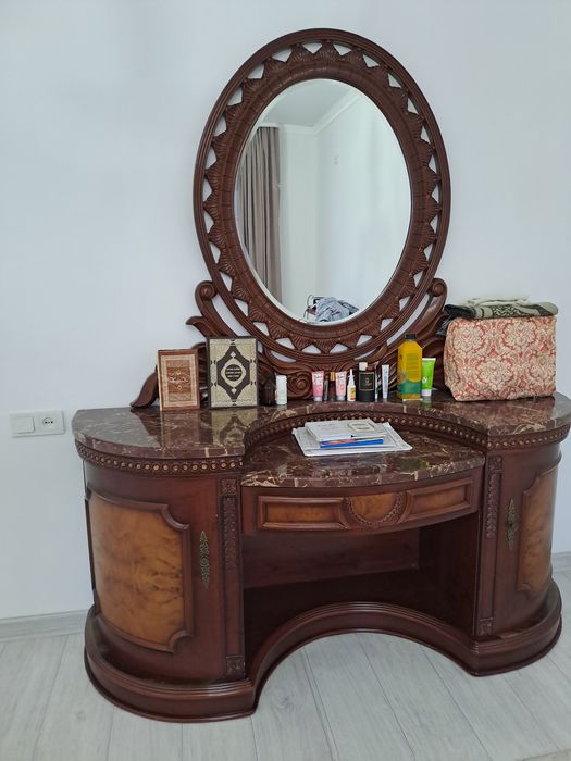 Комод с зеркалом.