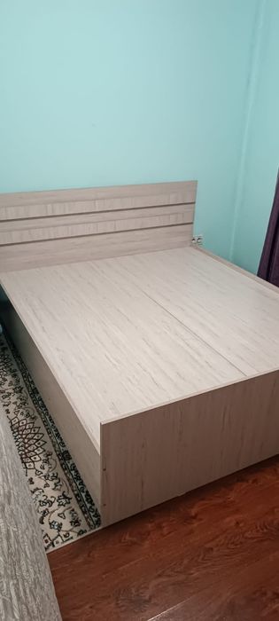 Продам  двухспальную кровать с матрасом