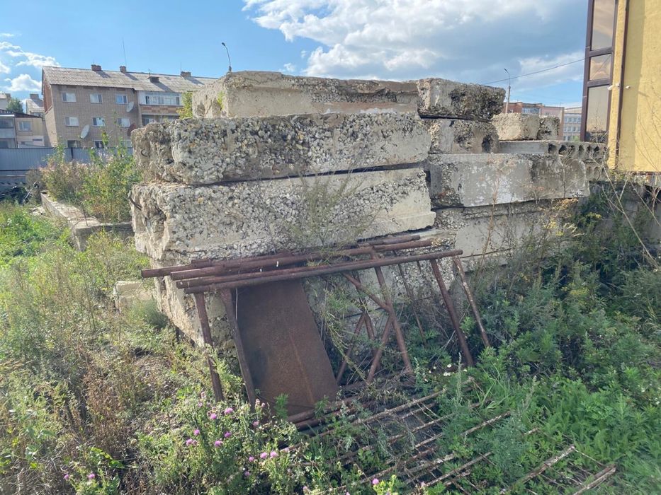 Бетонные блоки из речного камня