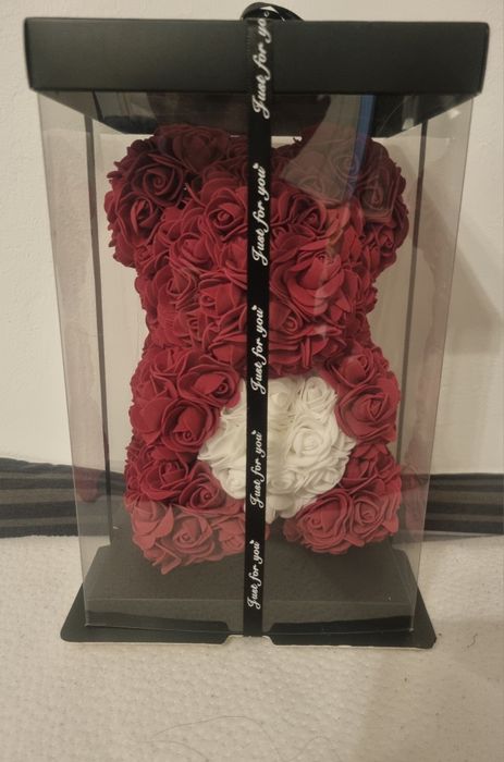 Cadou  cu  ursuleț  din  trandafiri