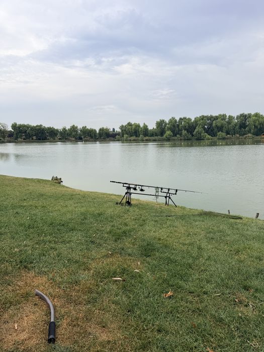 Scule pescuit la crap, Lansete telescopice, Mulinete, 2 undite carbon, 2 scaune umbrela rod pod pret toate 3000 lei