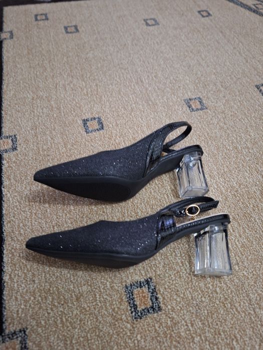 Vând sandale elegante noi