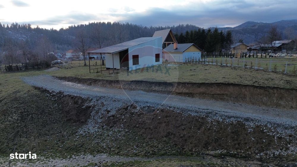 Teren de vanzare in Leresti si casa la roșu cu vedere spre Iezer