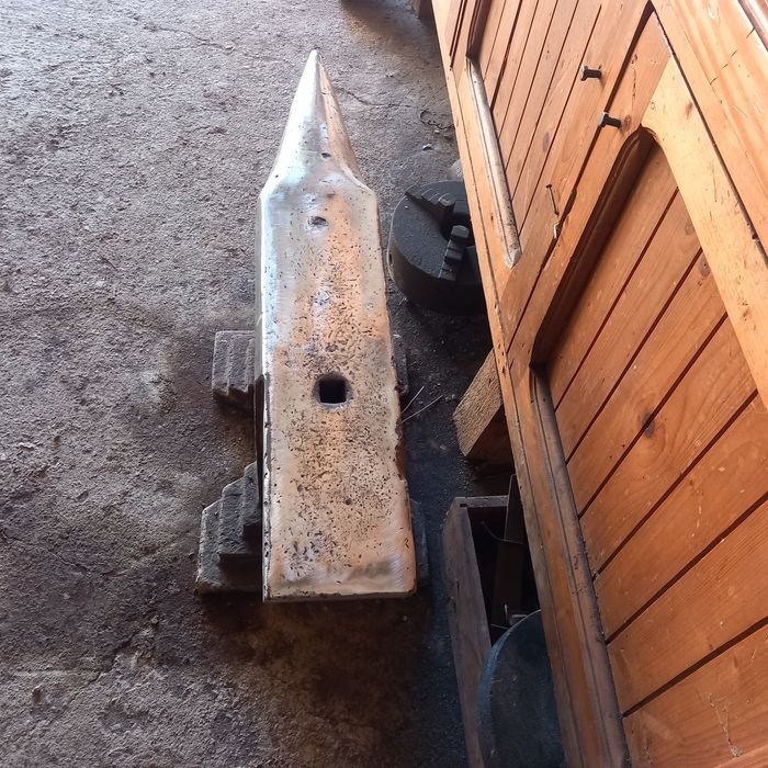 Nicovala  aproximativ 200 kg  preț 3000 ron fac si schimb vițică