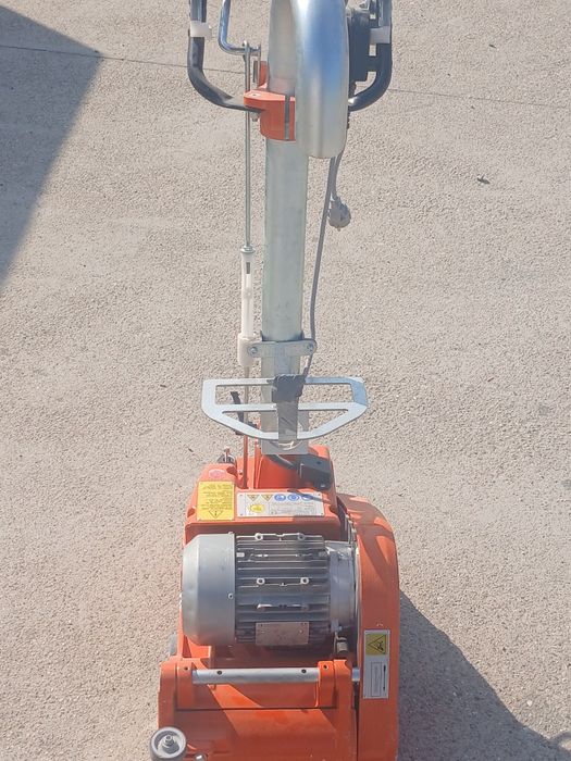 Vând mașina de rașchetat parchet Bona Scorpion