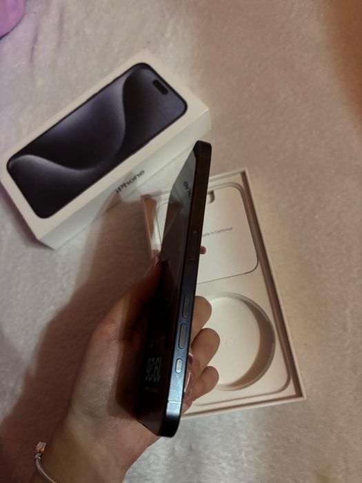 iPhone 15 Pro Max – Funcțional 100% – Spate crăpat – Baterie 85%