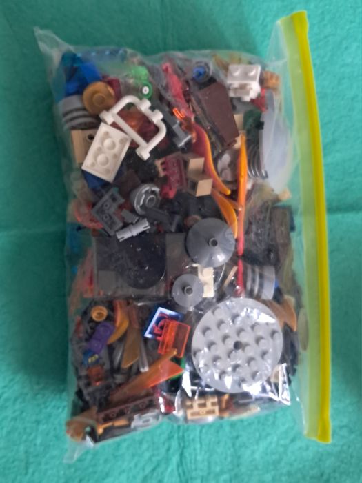 Colecție Masivă LEGO: 75+ Minifigurine Star Wars, Ninjago, City, etc