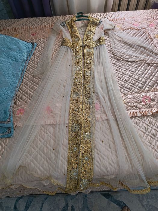 тойға арналған сәнді көйлектер бір рет колданлған