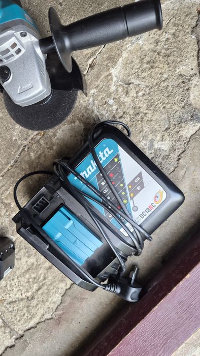 Set Makita cu baterii si incarcator