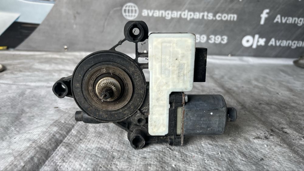 Volkswagen Golf 7 моторче задно дясно стъкло