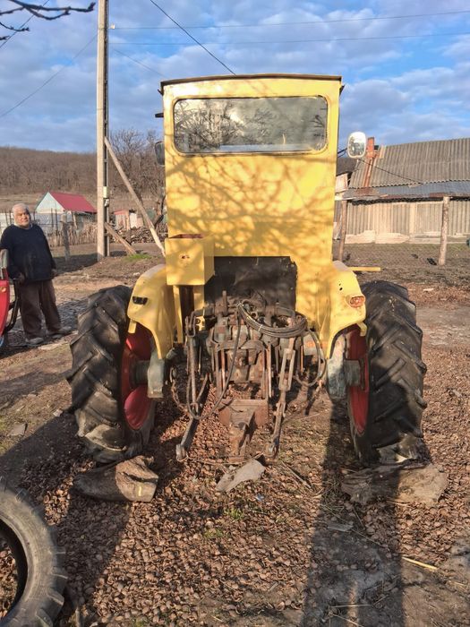 Vand tractoras fiat in 2 pistoane