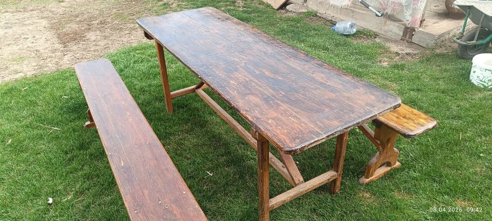 Деревянный стол и скамейки