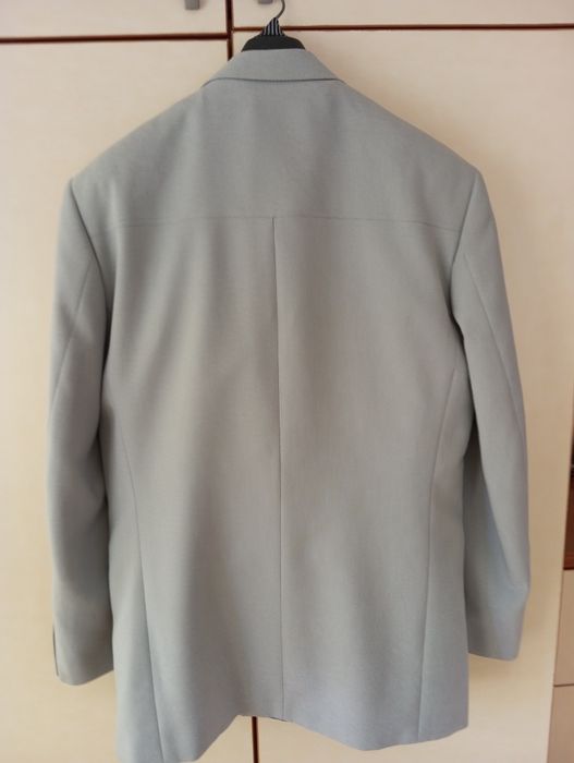 Пролетен мъжки костюм с риза и вратовръзка