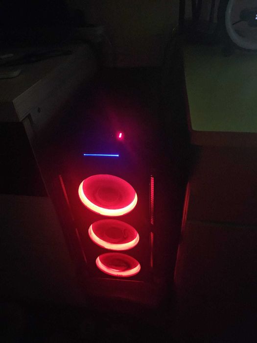 Setup de gaming:Unitate PC, Monitor,tastatura gaming,mouse,router etc.