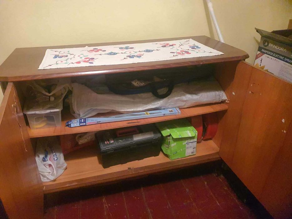 Comoda/servanta vintage lemn masiv (anii 1960–1980) – piesa veche