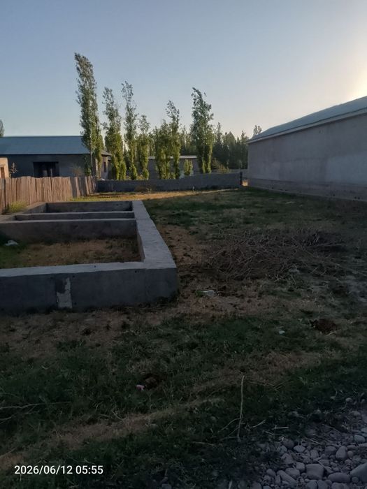 Uchatska sotiladi 5 sotix narxi kelishiladi.