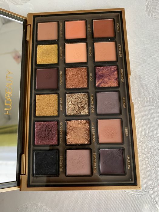 Продам тени Huda Beauty оригинал