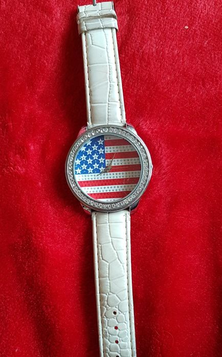 Часовници Gucci, с американското знаме и др