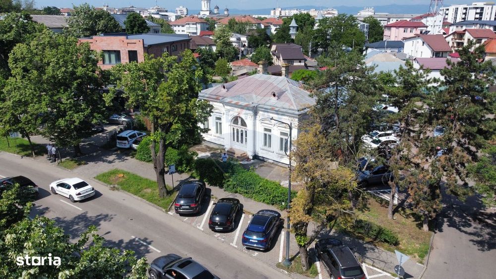 Monument Istoric Teatru langa Liceul Cuza