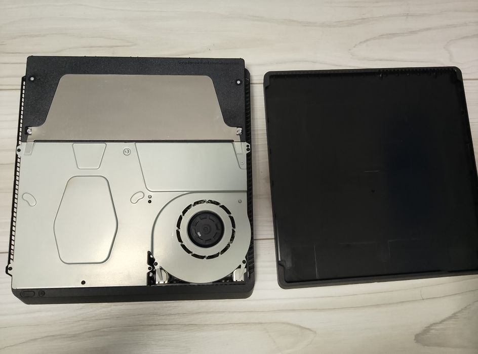 Уникална Playstation 4 Slim