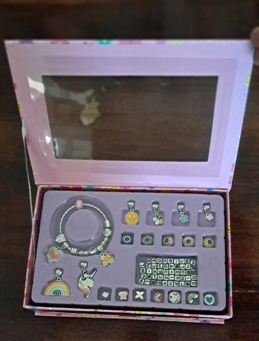Детски комплект за гривни – Deluxe Jewellery Box (100+ части) – нов