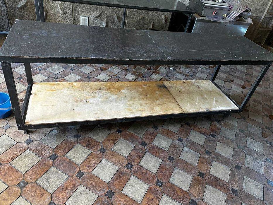 Stol temirli va yog'ochli