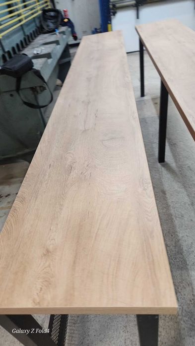 Предлагаме 2 броя маси за бар.