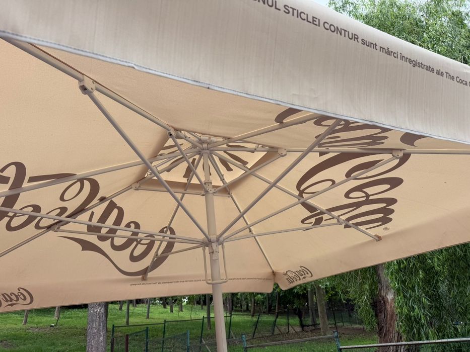 Umbrela mare foarte bună cu suport de fier și pietre