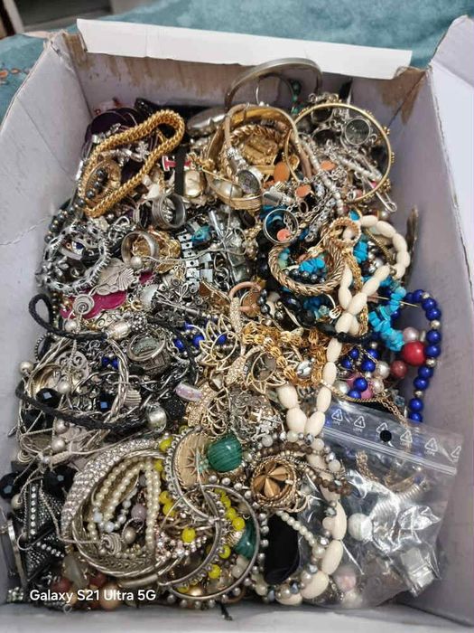 Vand lot bijutetii vintage 6 kg580ron