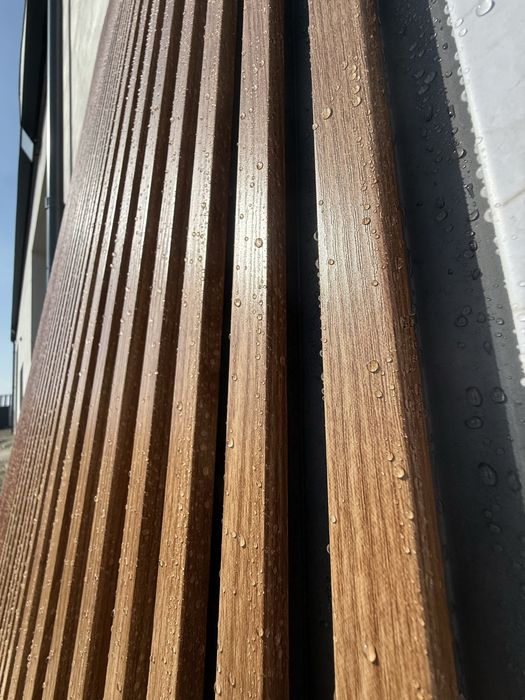 Riflaje riflaj decorativ WPC compozit lambriu interior exterior nuc stejar marmura alba golden teak 2,9 m pe 16 cm coala placa fundal negru