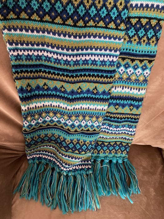 Fular tricotat-gros, cu ciucuri, nou, din lanica