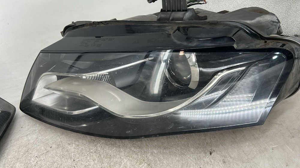 Far stanga/dreapta cu xenon Audi A4 B8 an 2010