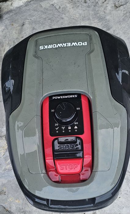 Vând robot de tuns iarba Powerworks P3 – funcțional, stare bună