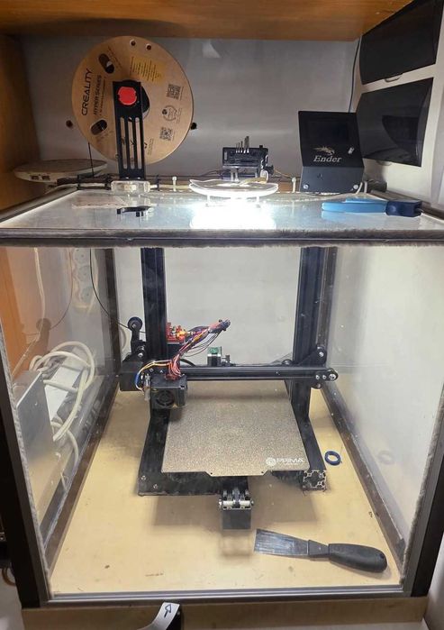 Imprimantă 3D Creality Ender 3 Pro cu upgrade-uri multiple, BLTouch, carcasă, accesorii multiple