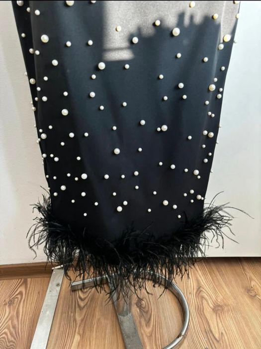 Rochie elegantă neagră cu perle și pene...