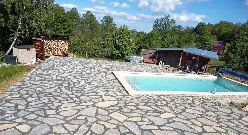 Montaj Piatră Poze Reale Pavaje Curți / Spații Verzi. Echipă Serioasă