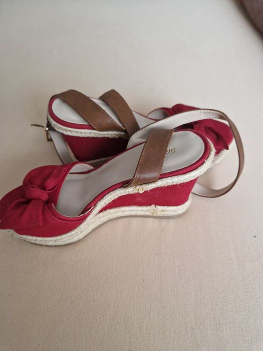 Sandale noi rosii