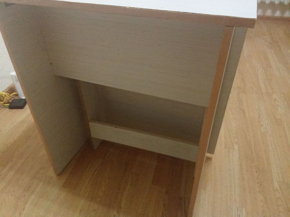 Выдвижной стол. Возможен торг.