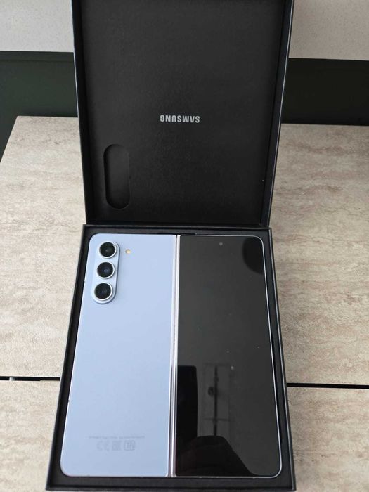 Продам телефон Самсунг Galaxy Z Fold 5