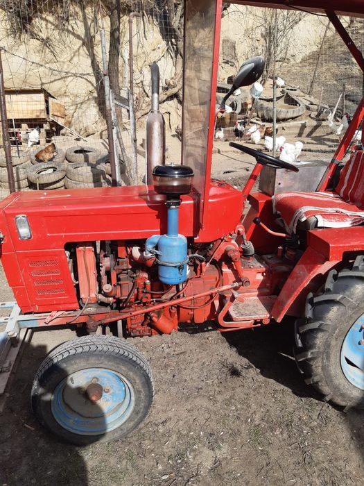 Vând Tractor cu căruță pentru lemne și remorcuță