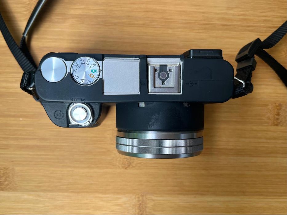 Aparat foto mirrorless Sony A6000 + husă de silicon