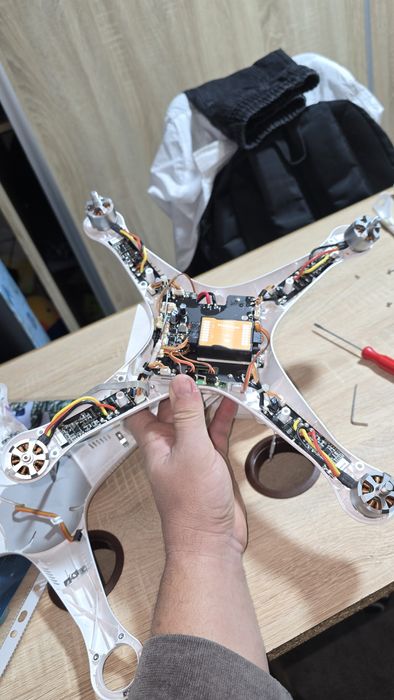 Vând  DJI phantom incompletă, se da asa cum se vede .