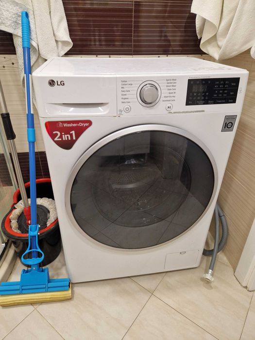 Подарявам пералня със сушилня на LG модел FH2U2HDM1N, пране 7кг, сушене 4кг