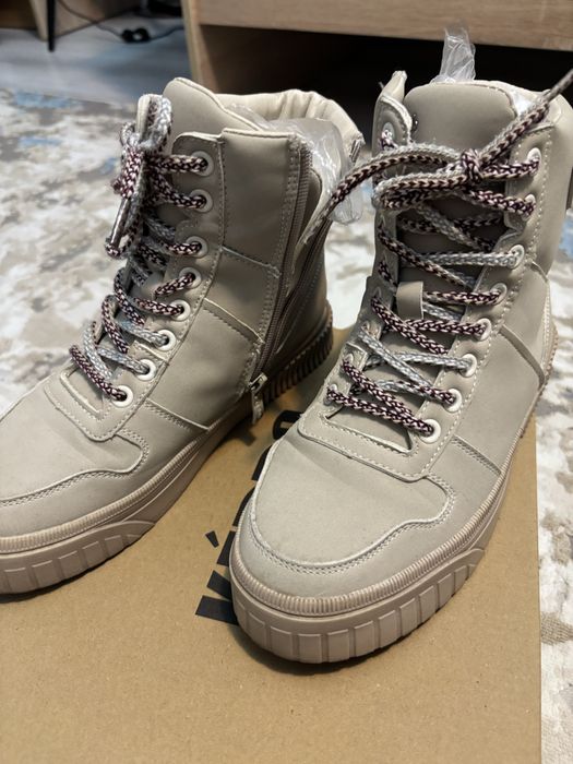 Женские зимние ботинки